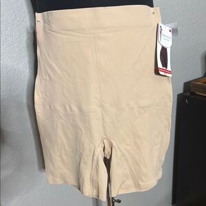 Skinny girl Shaping shorts size L NWT